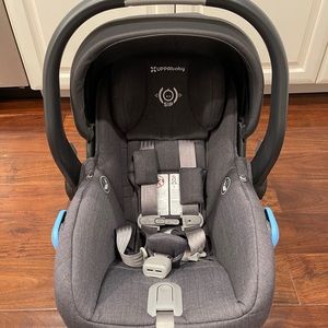Uppababy Mesa (base included)